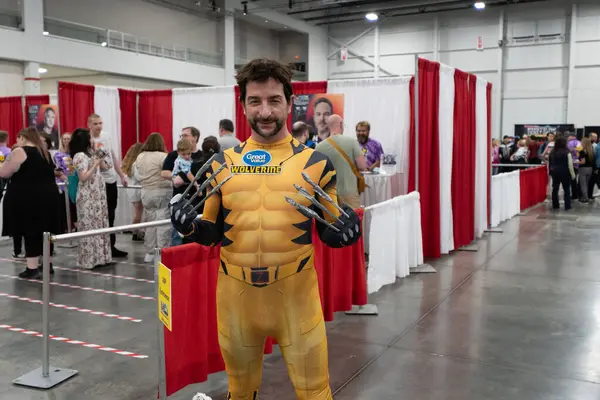 Motor City Comic Con sunuculuğunu Novi, Michigan 'daki Suburban Collection Showplace üstlendi.