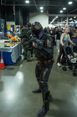 Motor City Comic Con sunuculuğunu Novi, Michigan 'daki Suburban Collection Showplace üstlendi.