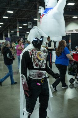 Motor City Comic Con sunuculuğunu Novi, Michigan 'daki Suburban Collection Showplace üstlendi.