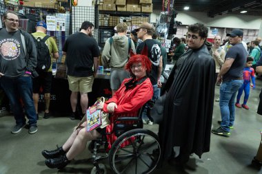 Motor City Comic Con sunuculuğunu Novi, Michigan 'daki Suburban Collection Showplace üstlendi.