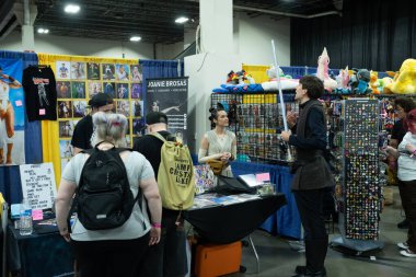 Motor City Comic Con sunuculuğunu Novi, Michigan 'daki Suburban Collection Showplace üstlendi.