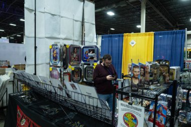 Motor City Comic Con sunuculuğunu Novi, Michigan 'daki Suburban Collection Showplace üstlendi.