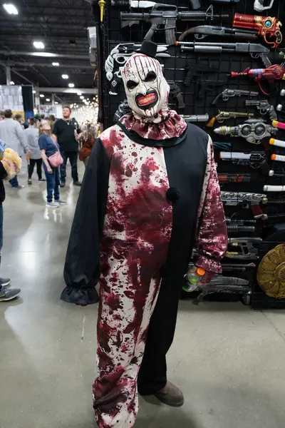 Motor City Comic Con sunuculuğunu Novi, Michigan 'daki Suburban Collection Showplace üstlendi.