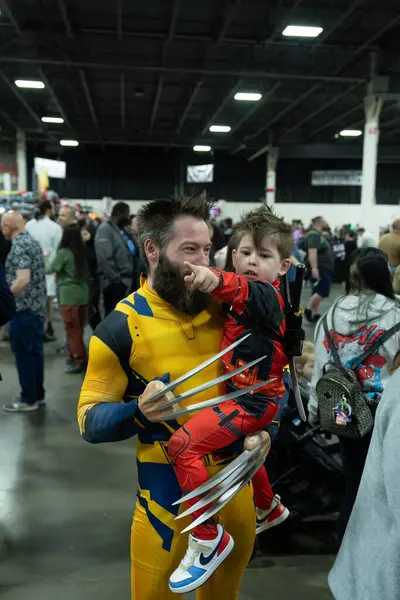 Motor City Comic Con sunuculuğunu Novi, Michigan 'daki Suburban Collection Showplace üstlendi.