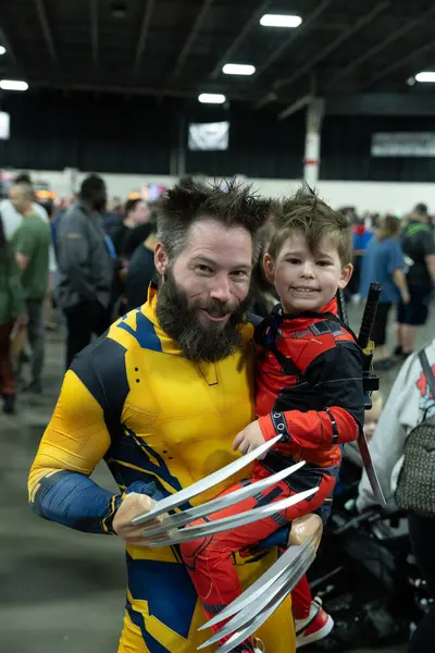 Motor City Comic Con sunuculuğunu Novi, Michigan 'daki Suburban Collection Showplace üstlendi.