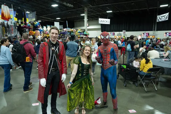Motor City Comic Con sunuculuğunu Novi, Michigan 'daki Suburban Collection Showplace üstlendi.