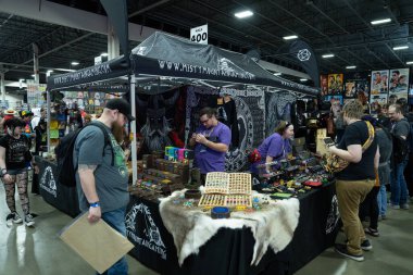 Motor City Comic Con sunuculuğunu Novi, Michigan 'daki Suburban Collection Showplace üstlendi.