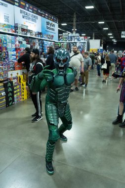 Motor City Comic Con sunuculuğunu Novi, Michigan 'daki Suburban Collection Showplace üstlendi.