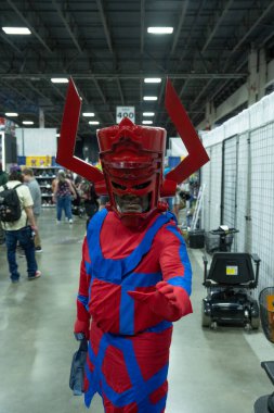 Motor City Comic Con sunuculuğunu Novi, Michigan 'daki Suburban Collection Showplace üstlendi.