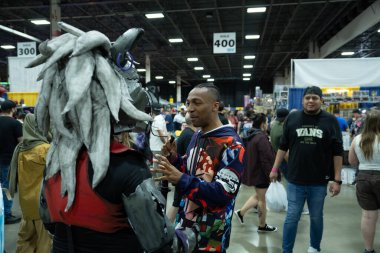 Motor City Comic Con sunuculuğunu Novi, Michigan 'daki Suburban Collection Showplace üstlendi.