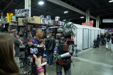 Motor City Comic Con sunuculuğunu Novi, Michigan 'daki Suburban Collection Showplace üstlendi.