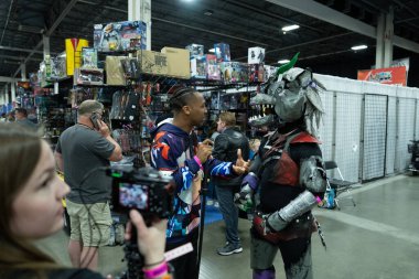 Motor City Comic Con sunuculuğunu Novi, Michigan 'daki Suburban Collection Showplace üstlendi.