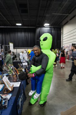 Motor City Comic Con sunuculuğunu Novi, Michigan 'daki Suburban Collection Showplace üstlendi.