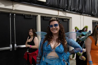 Motor City Comic Con sunuculuğunu Novi, Michigan 'daki Suburban Collection Showplace üstlendi.