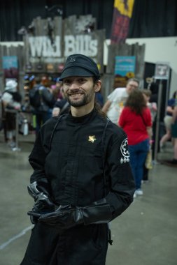 Motor City Comic Con sunuculuğunu Novi, Michigan 'daki Suburban Collection Showplace üstlendi.