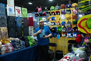 Motor City Comic Con sunuculuğunu Novi, Michigan 'daki Suburban Collection Showplace üstlendi.