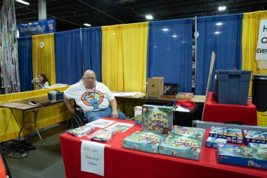 Motor City Comic Con sunuculuğunu Novi, Michigan 'daki Suburban Collection Showplace üstlendi.