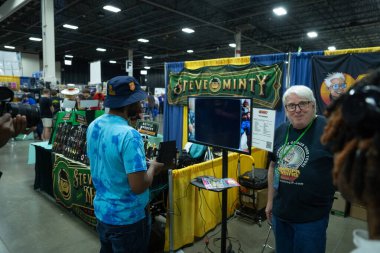 Motor City Comic Con sunuculuğunu Novi, Michigan 'daki Suburban Collection Showplace üstlendi.