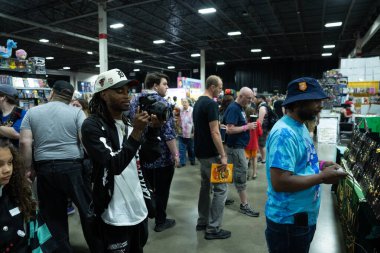 Motor City Comic Con sunuculuğunu Novi, Michigan 'daki Suburban Collection Showplace üstlendi.