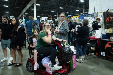 Motor City Comic Con sunuculuğunu Novi, Michigan 'daki Suburban Collection Showplace üstlendi.