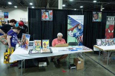 Motor City Comic Con sunuculuğunu Novi, Michigan 'daki Suburban Collection Showplace üstlendi.
