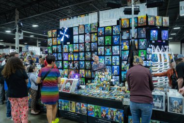 Motor City Comic Con sunuculuğunu Novi, Michigan 'daki Suburban Collection Showplace üstlendi.