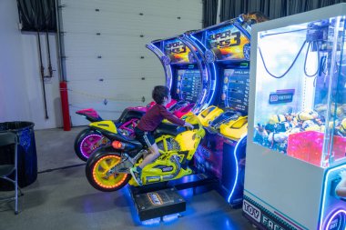 Motor City Comic Con sunuculuğunu Novi, Michigan 'daki Suburban Collection Showplace üstlendi.