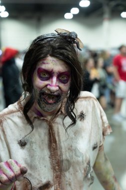 Motor City Comic Con sunuculuğunu Novi, Michigan 'daki Suburban Collection Showplace üstlendi.