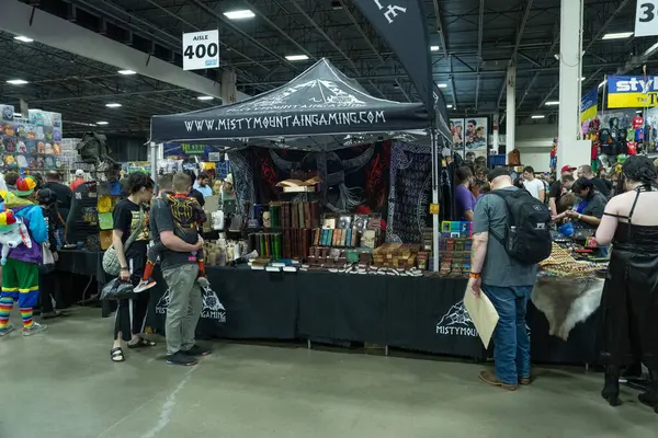 Motor City Comic Con sunuculuğunu Novi, Michigan 'daki Suburban Collection Showplace üstlendi.