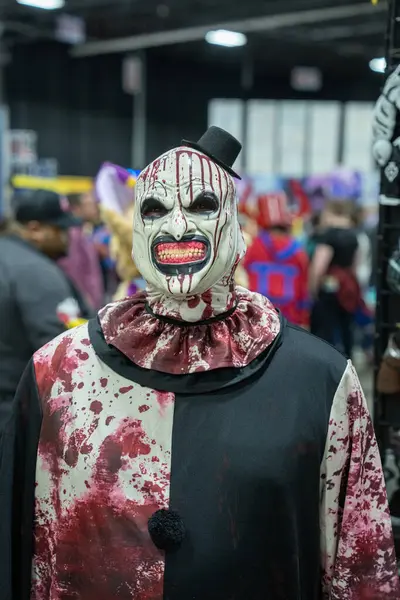 Motor City Comic Con sunuculuğunu Novi, Michigan 'daki Suburban Collection Showplace üstlendi.