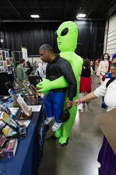 Motor City Comic Con sunuculuğunu Novi, Michigan 'daki Suburban Collection Showplace üstlendi.