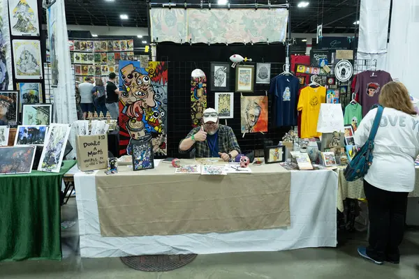 Motor City Comic Con sunuculuğunu Novi, Michigan 'daki Suburban Collection Showplace üstlendi.