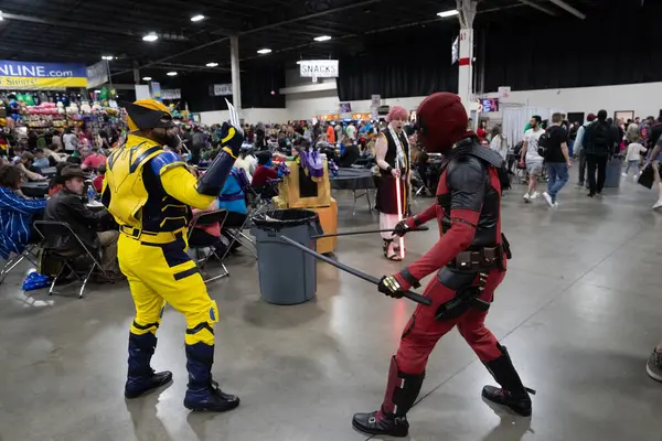 Motor City Comic Con sunuculuğunu Novi, Michigan 'daki Suburban Collection Showplace üstlendi.