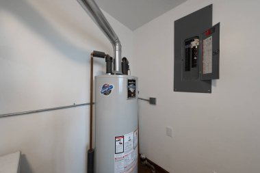 Eski ev, bir servis elemanı tarafından profesyonelce yerleştirilmiş yeni bir sıcak su tankıyla güncellendi.