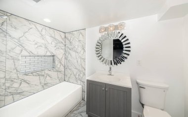 Konut banyosu modern donanımlar ve profesyonel yenilemeyi gösteren yeni bir kibir ve ışıklandırma ile güncellendi.