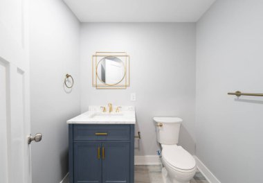 Konut banyosu modern donanımlar ve profesyonel yenilemeyi gösteren yeni bir kibir ve ışıklandırma ile güncellendi.