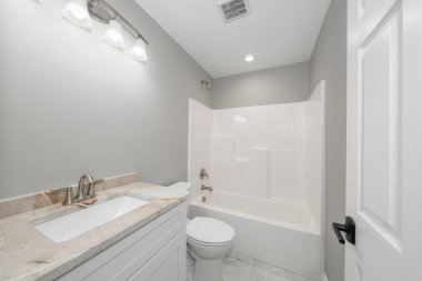 Konut banyosu modern donanımlar ve profesyonel yenilemeyi gösteren yeni bir kibir ve ışıklandırma ile güncellendi.