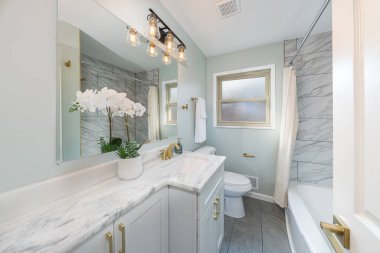 Konut banyosu modern donanımlar ve profesyonel yenilemeyi gösteren yeni bir kibir ve ışıklandırma ile güncellendi.