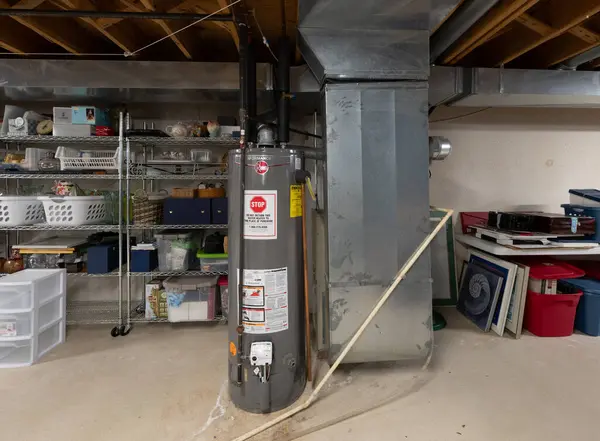 Eski ev, bir servis elemanı tarafından profesyonelce yerleştirilmiş yeni bir sıcak su tankıyla güncellendi.