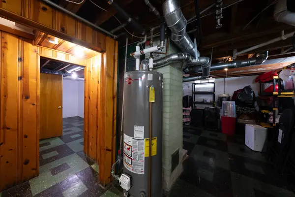 Eski ev, bir servis elemanı tarafından profesyonelce yerleştirilmiş yeni bir sıcak su tankıyla güncellendi.