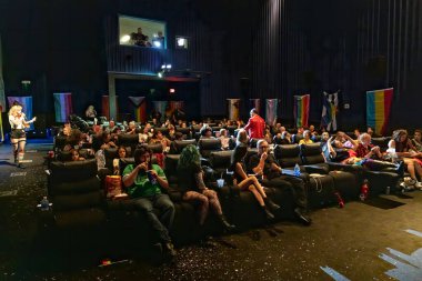 Michigan Rocky Korku Koruma Derneği 'nden Gay Pride Tema Şovu Wayne Michigan' daki State Wayne Tiyatrosu 'nda gölgelendi.