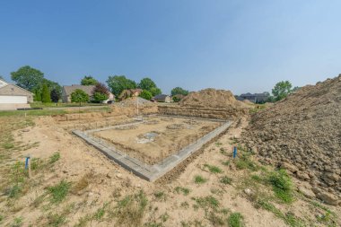 Yeni inşaatın temel duvarları konut inşaatı projesine dökülmüş.