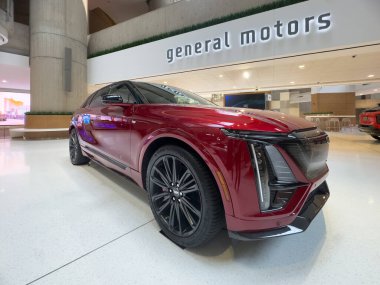 Yeni 2025 ve 2026 General Motors araçları 09 Ağustos 2025 'te Detroit, Michigan' daki General Motors Rönesans Merkezi 'nde sergilenmektedir.