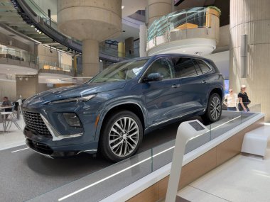 Yeni 2025 ve 2026 General Motors araçları 09 Ağustos 2025 'te Detroit, Michigan' daki General Motors Rönesans Merkezi 'nde sergilenmektedir.