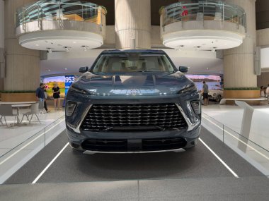 Yeni 2025 ve 2026 General Motors araçları 09 Ağustos 2025 'te Detroit, Michigan' daki General Motors Rönesans Merkezi 'nde sergilenmektedir.