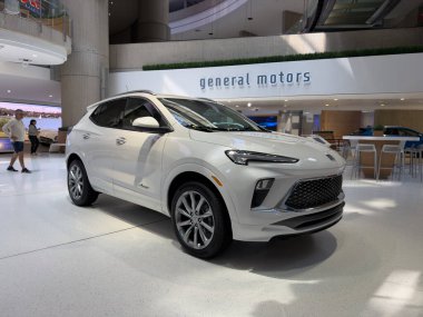Yeni 2025 ve 2026 General Motors araçları 09 Ağustos 2025 'te Detroit, Michigan' daki General Motors Rönesans Merkezi 'nde sergilenmektedir.