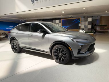 Yeni 2025 ve 2026 General Motors araçları 09 Ağustos 2025 'te Detroit, Michigan' daki General Motors Rönesans Merkezi 'nde sergilenmektedir.