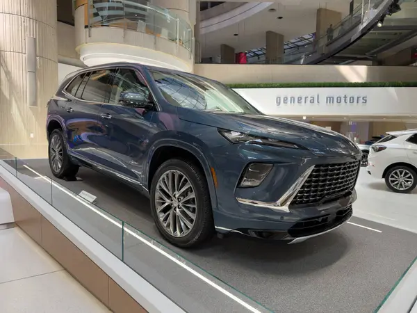 Yeni 2025 ve 2026 General Motors araçları 09 Ağustos 2025 'te Detroit, Michigan' daki General Motors Rönesans Merkezi 'nde sergilenmektedir.
