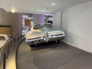 Şu anda Detroit Genel Motors Rönesans Merkezi 'nde 09 Ağustos 2025' te sergilenmekte olan nadir ve klasik vintage araçlar