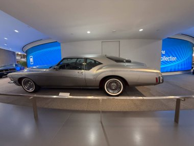 Şu anda Detroit Genel Motors Rönesans Merkezi 'nde 09 Ağustos 2025' te sergilenmekte olan nadir ve klasik vintage araçlar